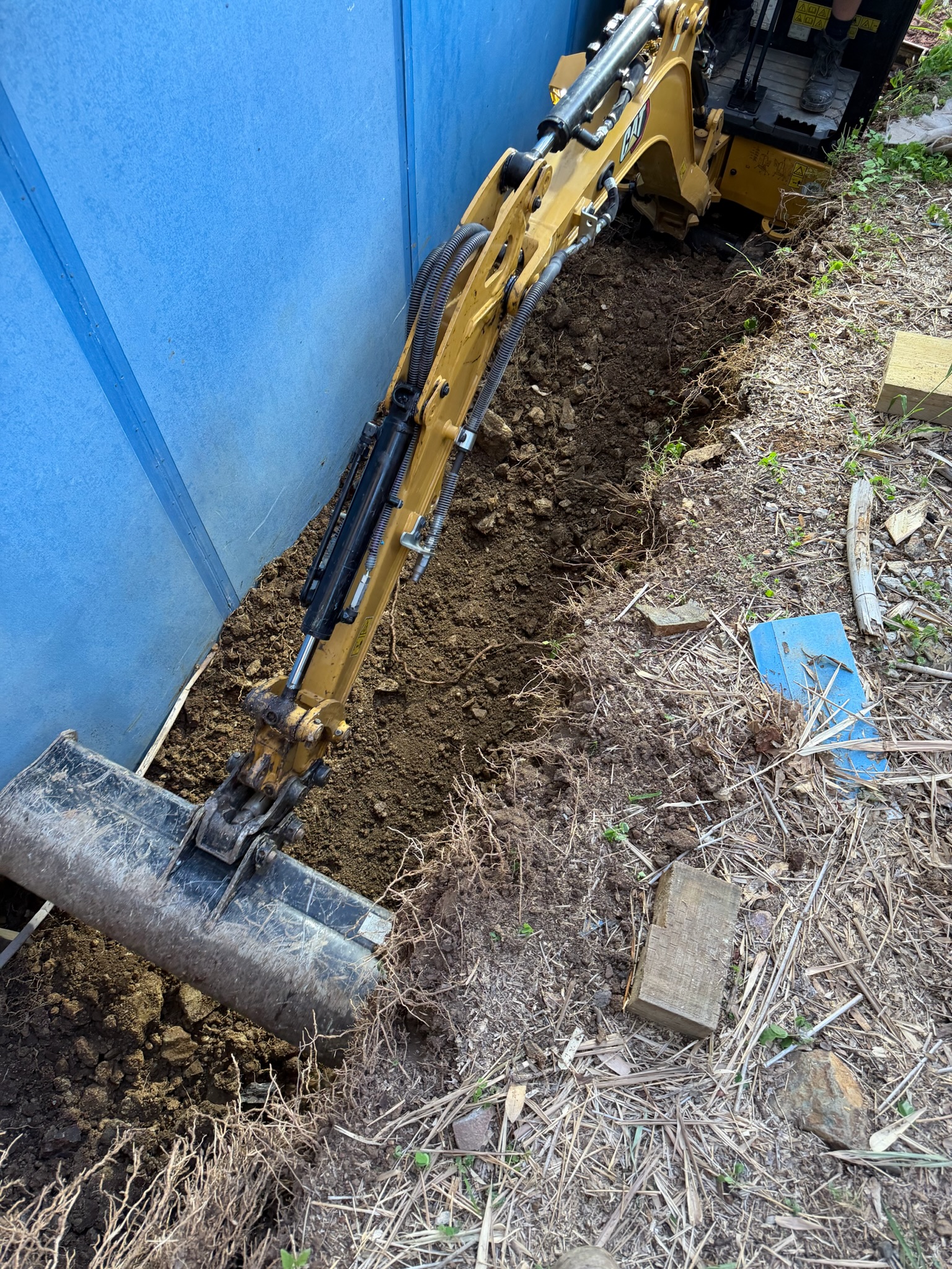 Tight access bucket work